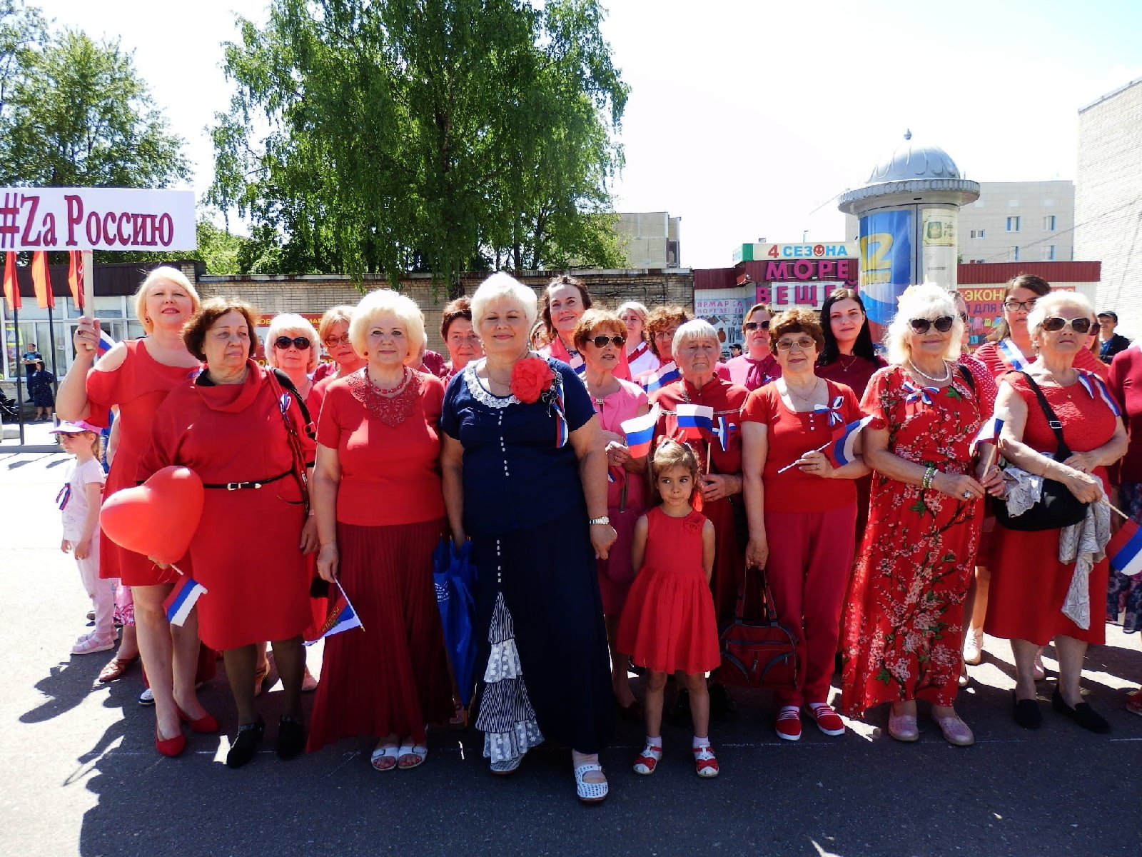 «Женщины в красном» возглавили шествие во время празднования Дня России